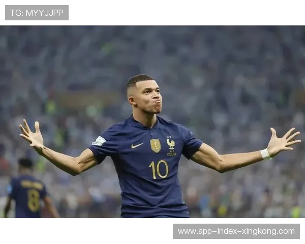 姆巴佩被拍与电影明星对笑，跨界话题再起