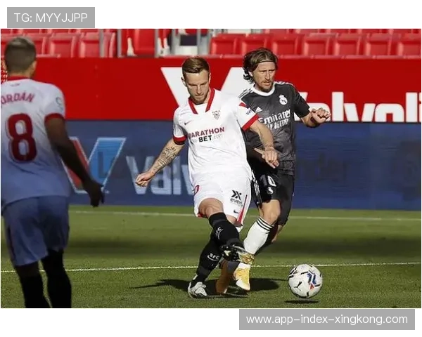 维尼修斯禁区左侧内切后兜射远角，皮球直入死角